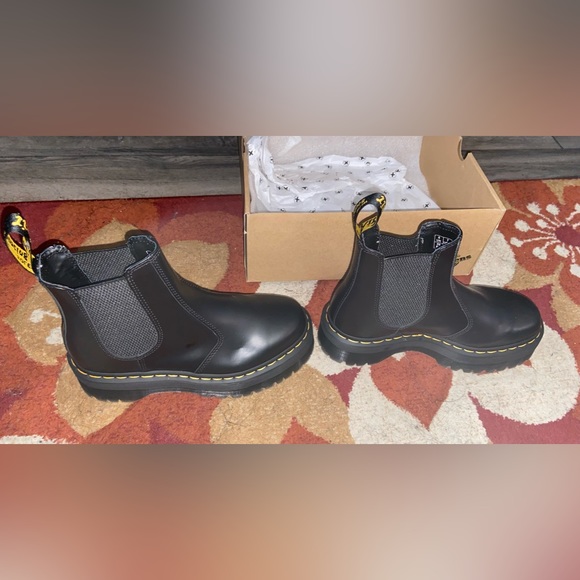 Dr. Martens. 2976 Smooth Leather Platform Chelsea Boots. Size referenced in pics - Picture 4 of 5
